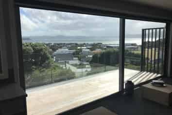 First Floo/39a Mantell Street, Seatoun