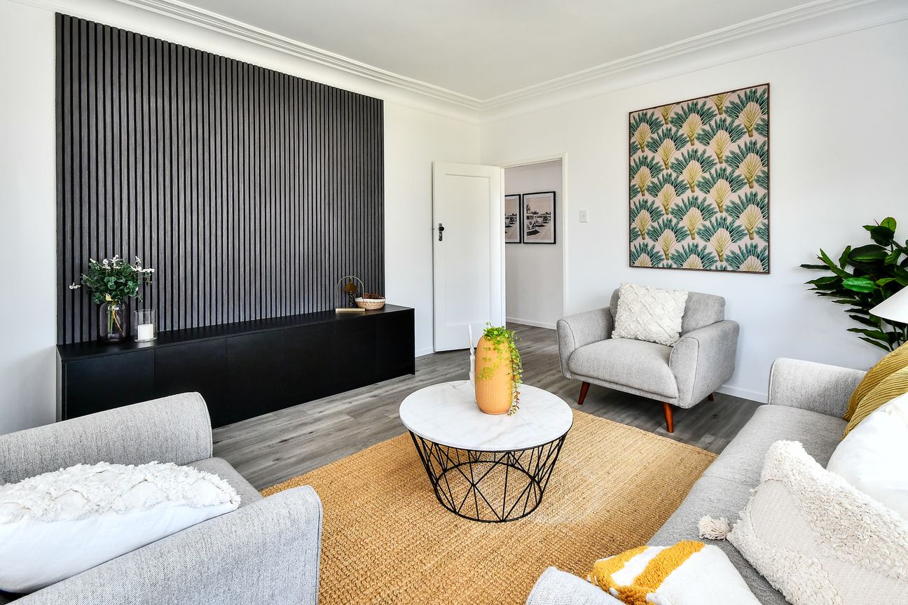 Urgent Sale: Fully Renovated Brick Home! - Vista 3