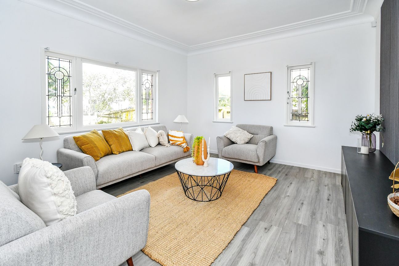 Urgent Sale: Fully Renovated Brick Home! - Vista 2