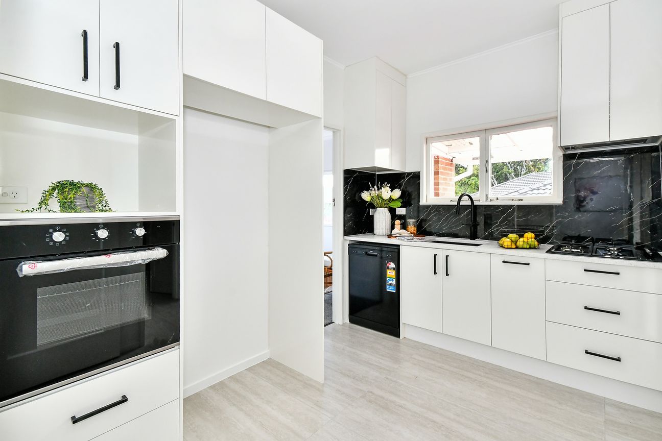 Urgent Sale: Fully Renovated Brick Home! - Vista 4
