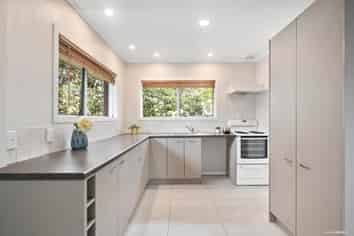 11b Lancelot Place, Glenfield