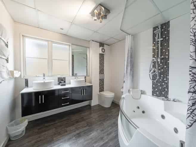 Prime FHGC Property - Quality Motel - 750m to CBD