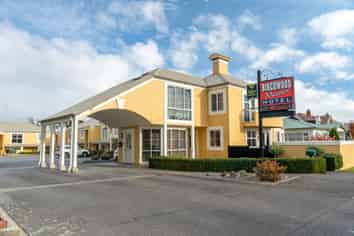 Prime FHGC Property - Quality Motel - 750m to CBD