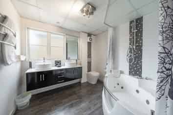 Prime FHGC Property - Quality Motel - 750m to CBD