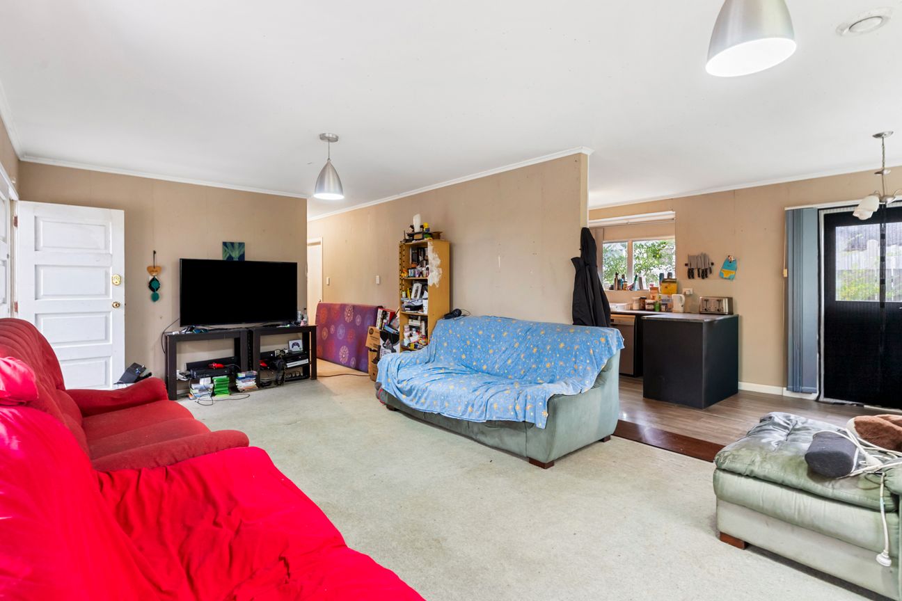 Roll Up Your Sleeves - Approx.672sqm Opportunity - Mehr