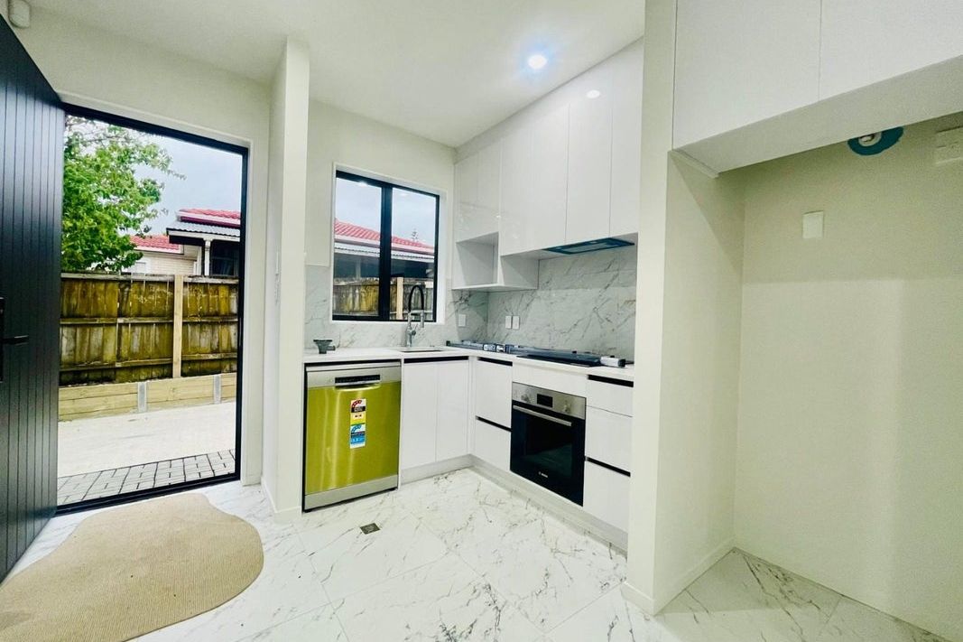 Modern 3-Bedroom Townhouse - Stylish, Spacious & Low Maintenance - Bild 3