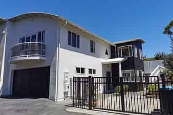 35C Warren Avenue, Three Kings