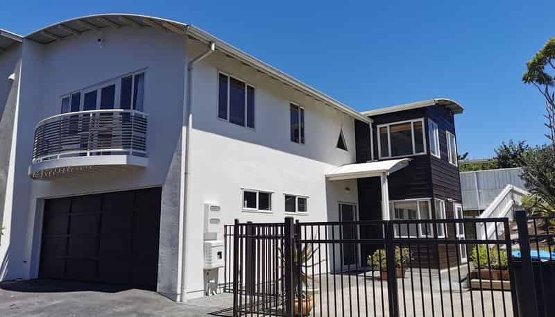 35C Warren Avenue, Three Kings