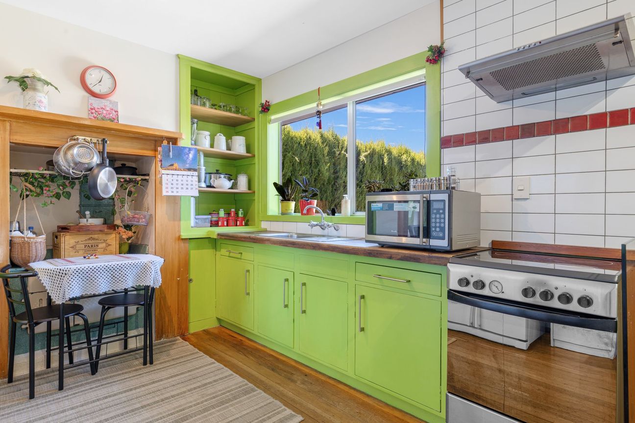 Move-in Ready 1950s Charm in Witherlea Location - Fler