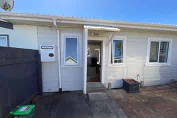 2/14 Karamu Street, Strandon