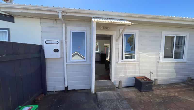 2/14 Karamu Street, Strandon