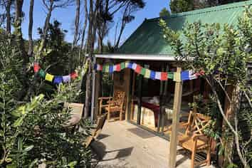 Kauri Cabin/128 Lone Kauri Road, Karekare