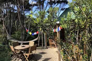 Kauri Cabin/128 Lone Kauri Road, Karekare