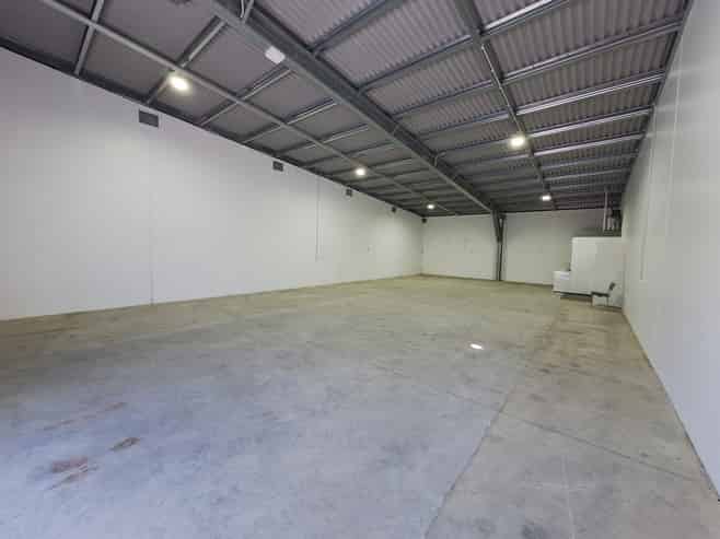 Modern Workshop / Warehouse