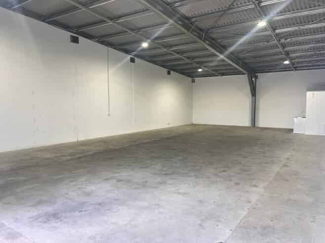 Modern Workshop / Warehouse