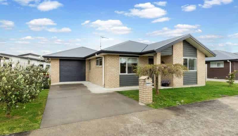 27 Landmark Court, Huntington