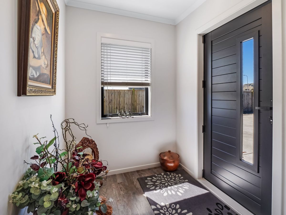 Stunning Near New Home in Great Location - Bilde 6