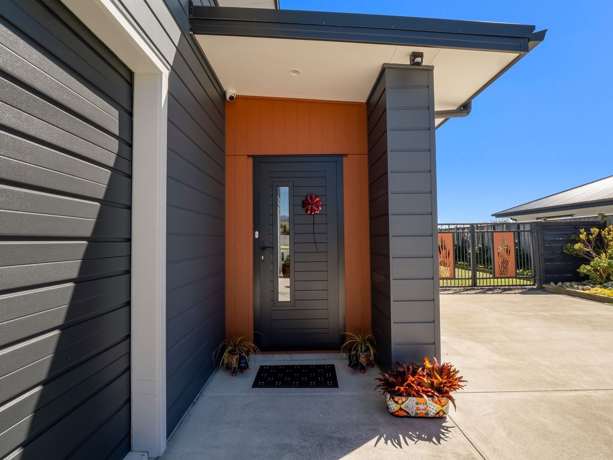 Stunning Near New Home in Great Location - Bilde 5
