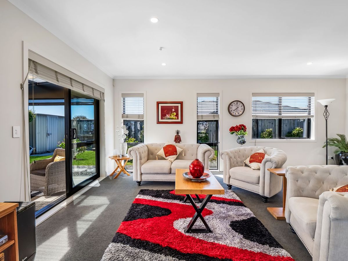 Stunning Near New Home in Great Location - Bilde 3