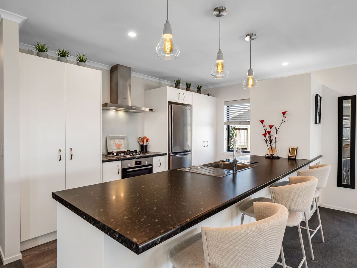 Stunning Near New Home in Great Location - Bilde 2