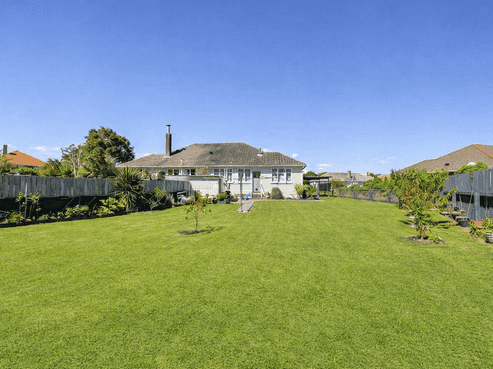 39 Andrew Avenue, Roslyn