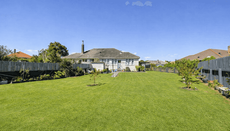 39 Andrew Avenue, Roslyn