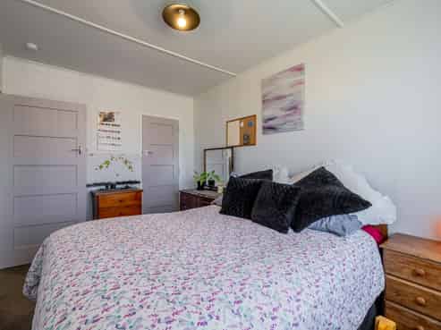 39 Andrew Avenue, Roslyn