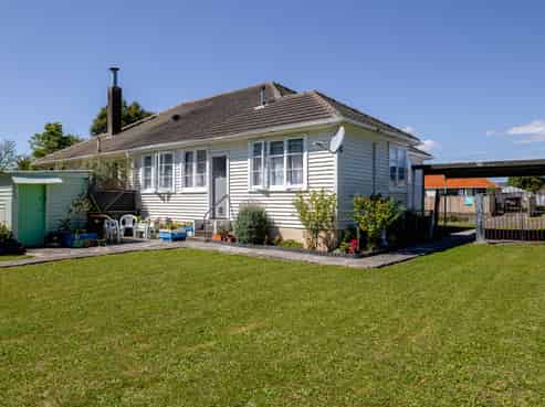 39 Andrew Avenue, Roslyn