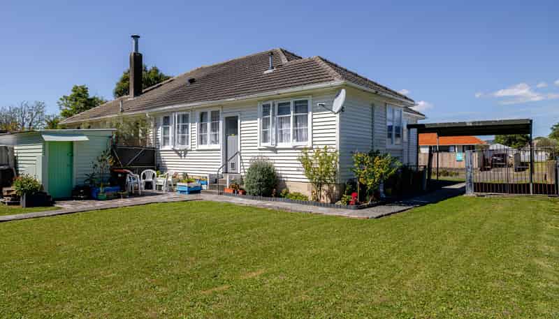 39 Andrew Avenue, Roslyn