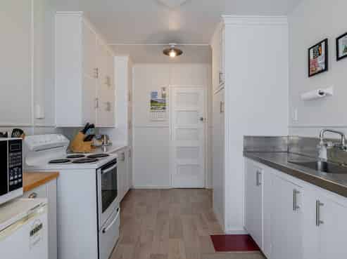 39 Andrew Avenue, Roslyn