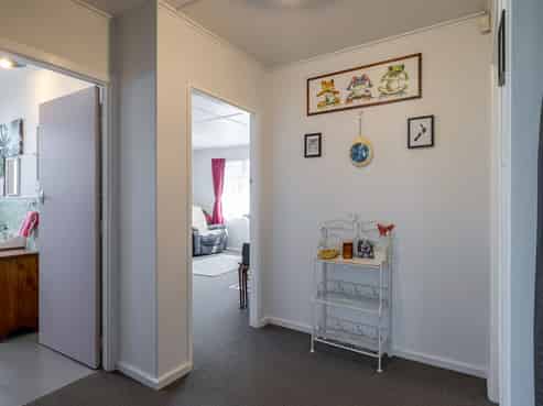 39 Andrew Avenue, Roslyn