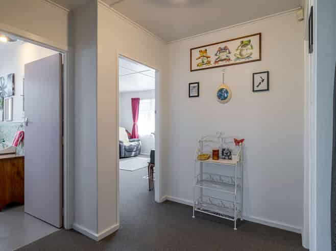 39 Andrew Avenue, Roslyn