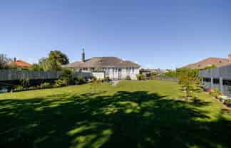 39 Andrew Avenue, Roslyn