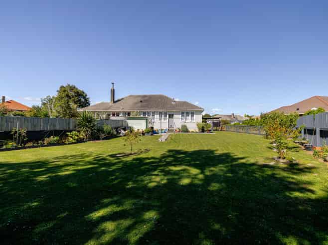 39 Andrew Avenue, Roslyn