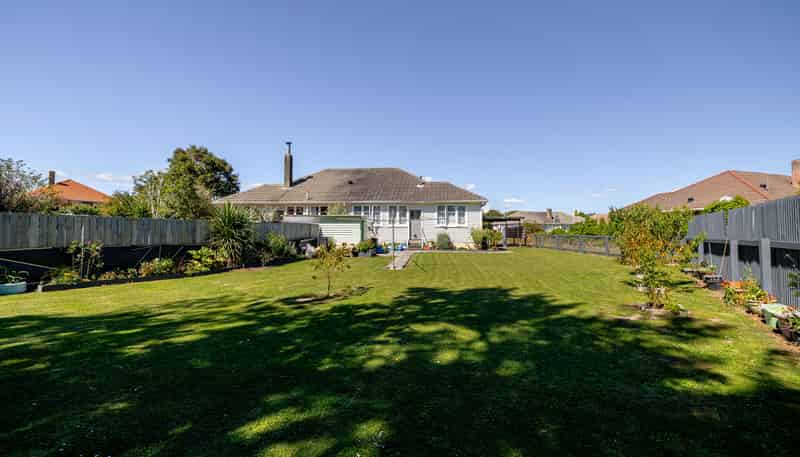 39 Andrew Avenue, Roslyn