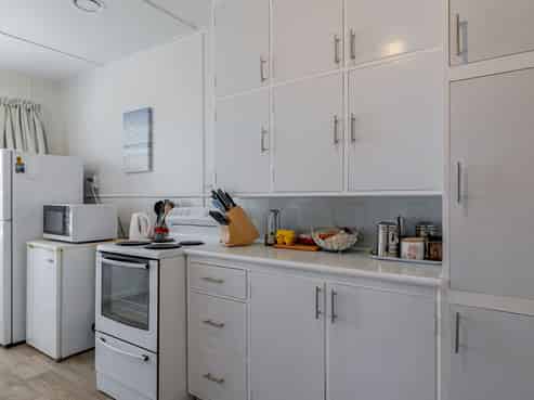 39 Andrew Avenue, Roslyn