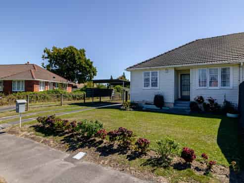 39 Andrew Avenue, Roslyn