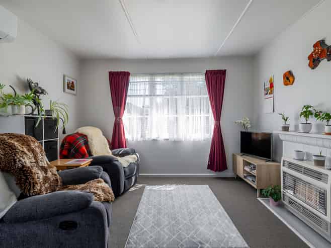 39 Andrew Avenue, Roslyn