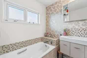 71 Stapleford Crescent, Browns Bay