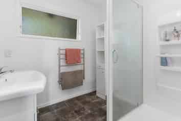 1B De Val Drive, New Lynn