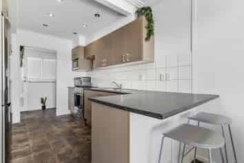 1B De Val Drive, New Lynn