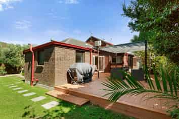 42 McEnroe Grove, Naenae