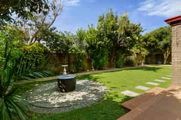 42 McEnroe Grove, Naenae