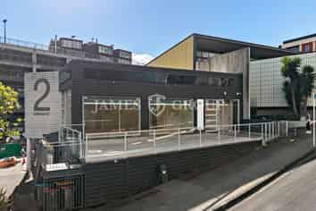 MODERN SHOWROOM WITH STRIKING GLASS FRONTAGE