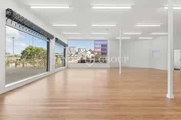 MODERN SHOWROOM WITH STRIKING GLASS FRONTAGE