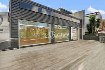 MODERN SHOWROOM WITH STRIKING GLASS FRONTAGE