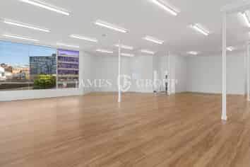 MODERN SHOWROOM WITH STRIKING GLASS FRONTAGE