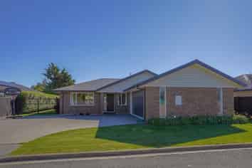 8/17 Wineberry Avenue, Amberley