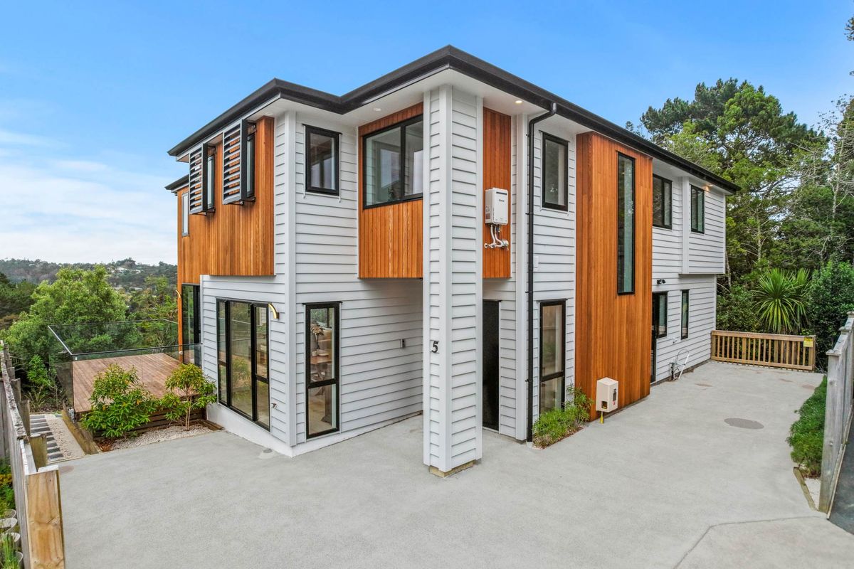 Brand New Family Living Surrounded by Nature, Schnapper Rock