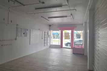 ROAD FRONT RETAIL - NOW VACANT!